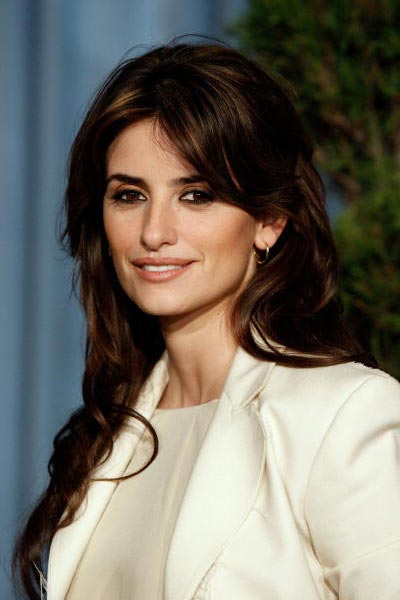 Penelope Cruz Long Wavy Layered Brunette Bob Haircut with Side Swept Bangs  and Blonde Highlights